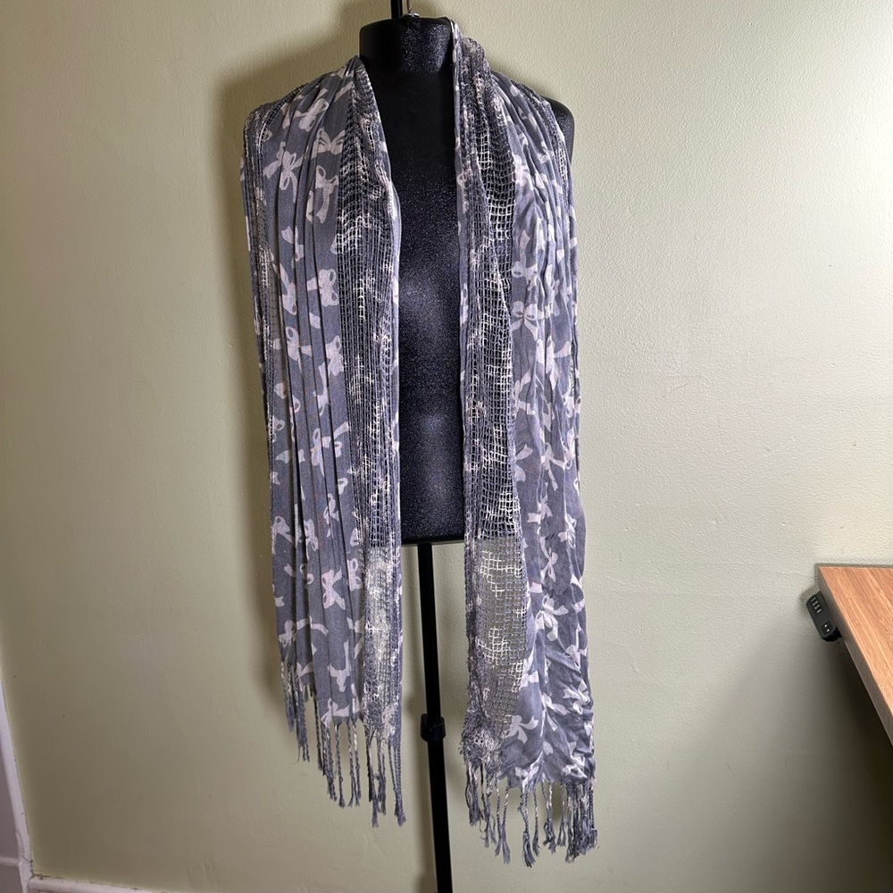 Chic Gray Scarf with Fringe